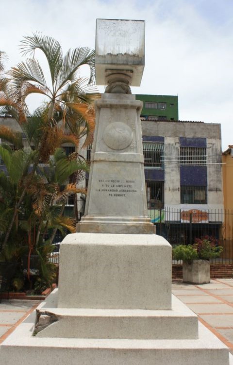 Pedestal del Monumento a Cristóbal Colón